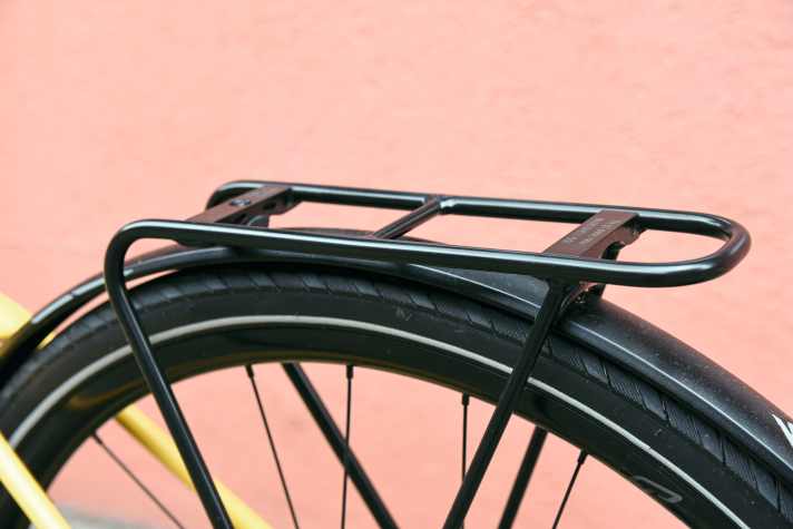 Leichte Gepäcktaschen kein Problem: Der Träger am Specialized ist bis 15 Kilo belastbar.