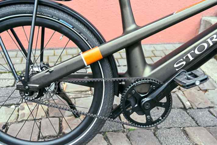 Weglassen als starkes Design-Element: Rechts fehlt die Kettenstrebe, links die Sitzstrebe.