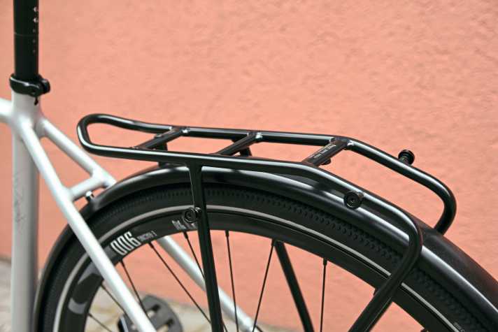 Der kleine, bis 20 Kilo belastbare Träger macht das Stevens begrenzt reisetauglich.