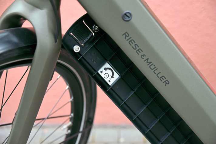 Der 430-WH-Akku ist leicht zu entnehmen. Die Abdeckung wird von vier Magneten gehalten und ist so angenehm zu handhaben.
