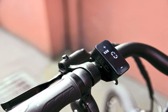 Funktional, aber sehr fummelig: Display und Bedienungspanel.