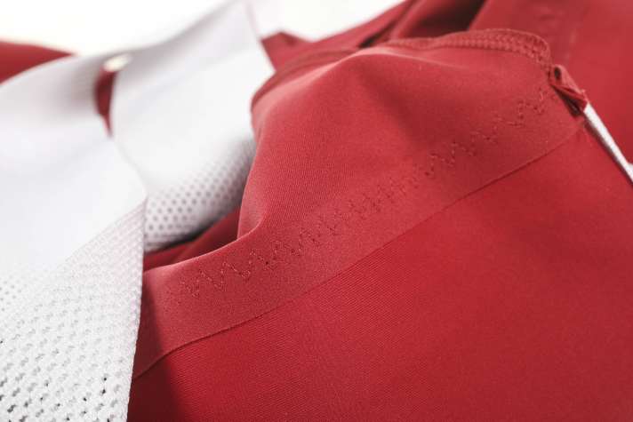Besser geht’s kaum: Die wenigen Nähte an der Gorewear sind extrem sauber und flach genäht