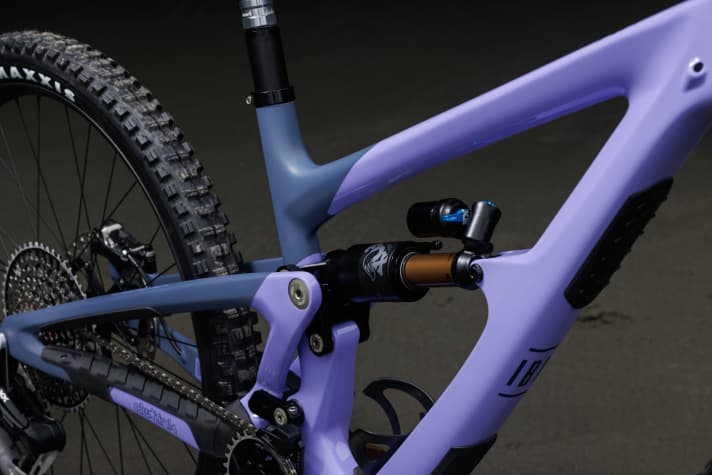 Alle Farb- aber auch Ausstattungsvarianten kommen mit einem Fox Float X2 Factory Series EVOL Dämpfer mit 165 mm Federweg.
