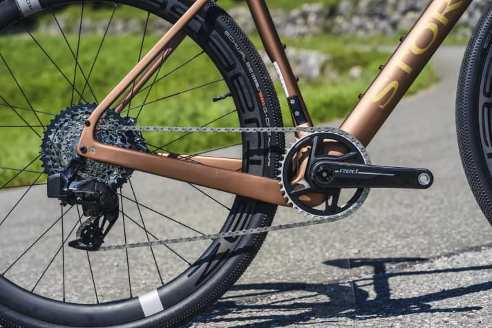 Mit der leichten Sram-Red-­Schaltgruppe und vielen Anbauteilen aus Carbon kommt das e:Grix auf knapp elf Kilogramm und ist damit das leichteste Rad in unserem Vergleich.