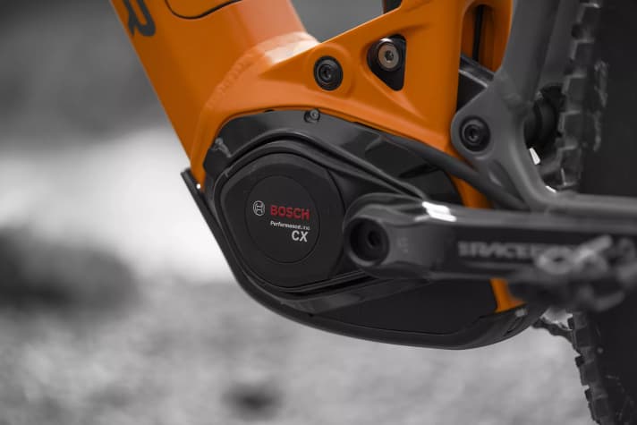 Das Herzstück des Mondraker Chaser Fullys ist der neue, überarbeitete Bosch CX-Motor. Die Leistungsbilanz? Maximal 600 Watt mit einem Drehmoment von 85 Nm.