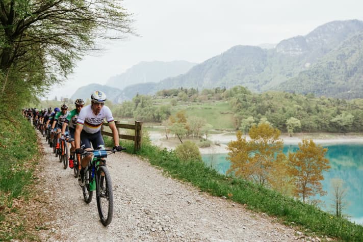 Die Spitzengruppe passiert beim BIKE Marathon Garda Trentino den türkis leuchtenden Tennosee. Hier führt auch die 7. Etappe der BIKE Transalp entlang.