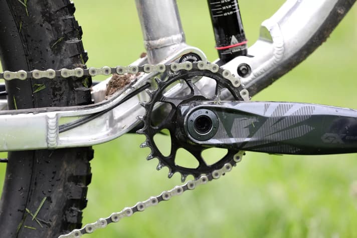 Das 26er-Kettenblatt sorgt für entspanntes Kurbeln bergauf und viel Bodenfreiheit bergab. Ideal für steile, technische Trails.