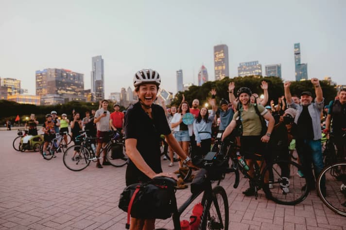 Die Ultradistanz-Radsportlerin Lael Wilcox hat mit ihrer Weltumrundung per Fahrrad Radsportgeschichte geschrieben. Nun bringt ein neuer Film die beeindruckende Leistung auf die große Leinwand