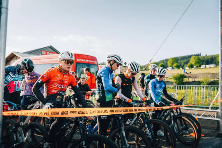 Die Teilnehmer des BIKE Marathons vor dem Start.