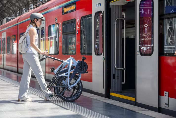 Die Falteigenschaften sind besonders praktisch, wenn’s mal voll wird - zum Beispiel am Bahnhof.