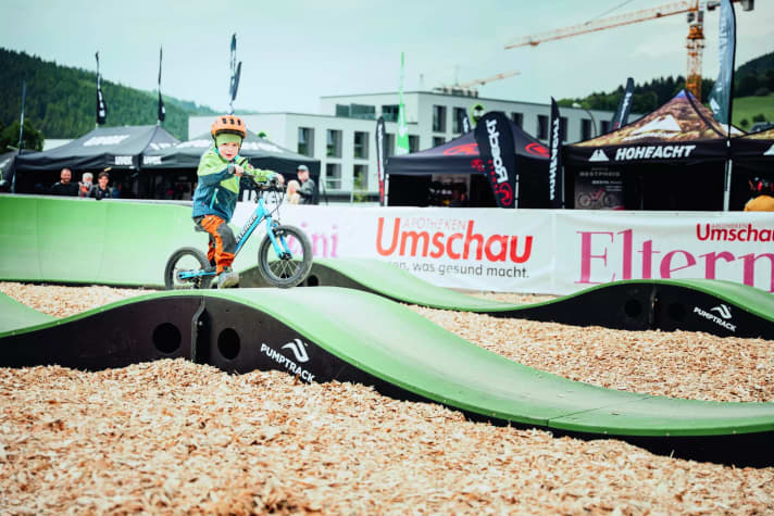 Mitten in der Ausstellerfläche hat unser Partner Medizini noch mehr Pumptrack-Kurven installiert.