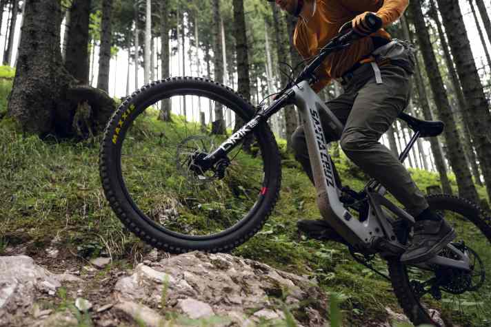Gerade im stufigen Uphill entscheidet der Nachlauf oft darüber, ob man hängen bleibt, oder im Flow weiterkurbelt.