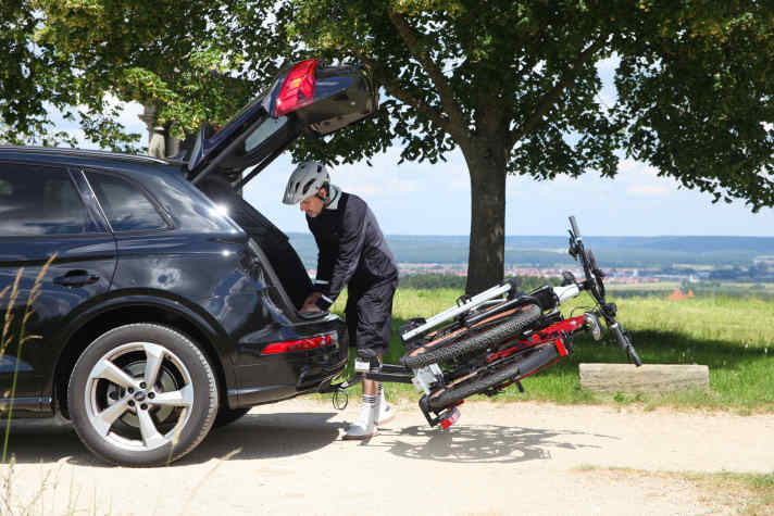 Was mit zwei Bikes funktioniert auch mit der Transportbox: Abklappen für freien Kofferraumzugang