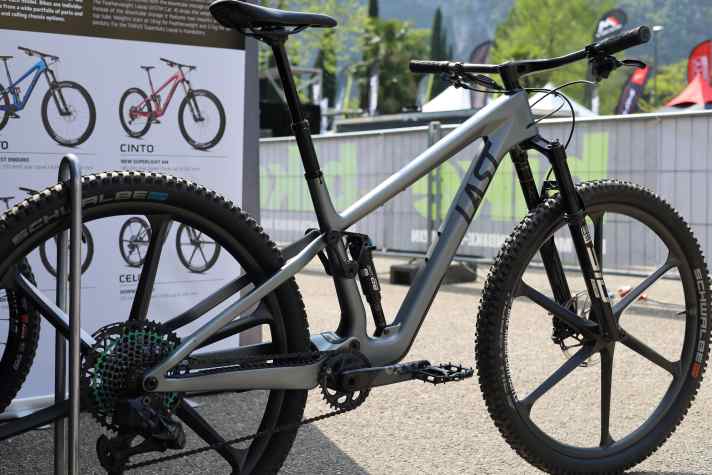 Das Down-Country-Bike Last Celos glänzt dank leichten 11,2 Kilo inklusive Pedale mit Bestwerten an der Waage.