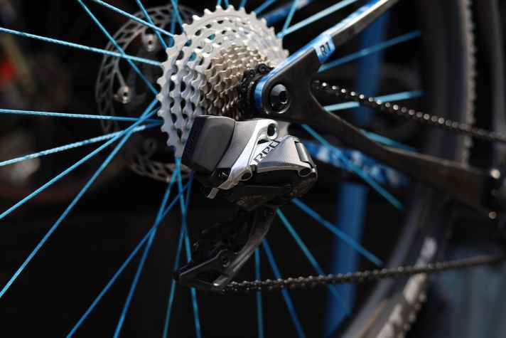 Ein Sram Red AXS Rennradschaltwerk und eine Rotor Kassette gehören zu den Kompromissen des Leichtbau-Projektes.