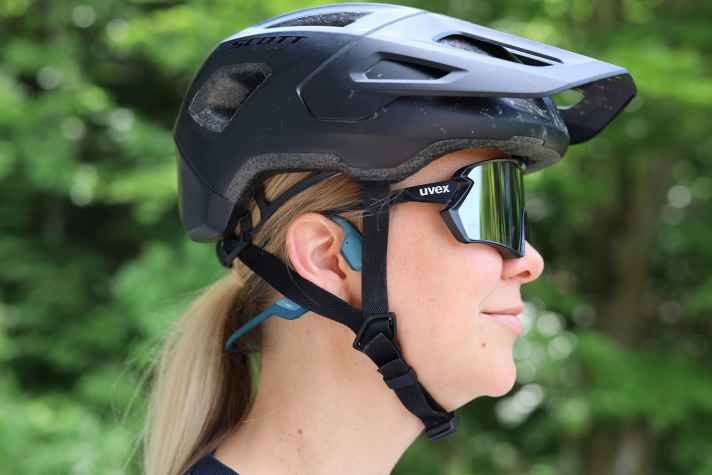 Die Kompatibilität mit verschiedenen Bike-Brillen war kein Problem. Bei vielen Haaren und je nach Helm, muss aber hinterm Ohr sortiert werden.
