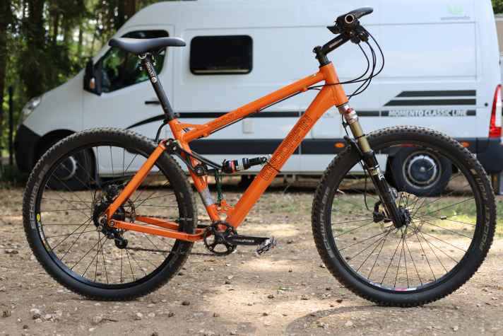 Frankensteins-Monster vom Campingplatz: Ein Endorfin mit horizontalem Dämpfer gab es bislang noch nie. Natürlich hat das Federbein keine Funktion mehr und die Geometrie ist beeinträchtigt.