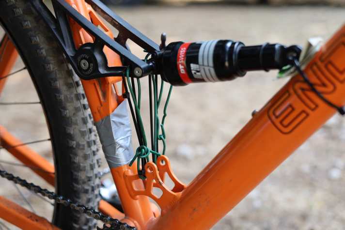 Durch das Zusammenziehen der Dämpfer-Montagepunkte finden die zwei Enden der Bruchstelle wieder zusammen.