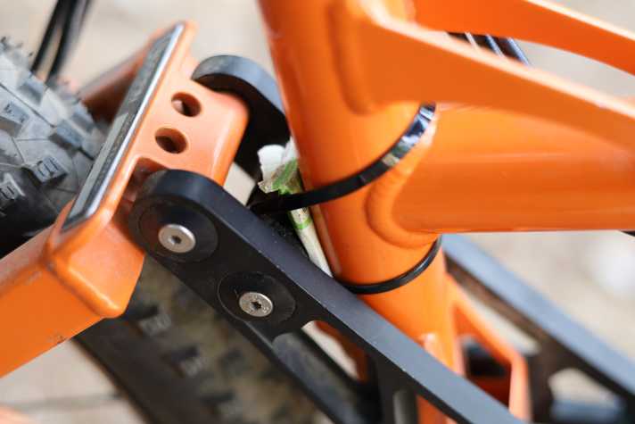 Puffer aus Verpackungsmaterial: Ein Stück einer Apfel-Verpackung schützt den Hauptrahmen vor der Querstrebe der Umlenkwippe.