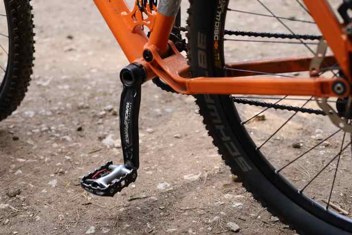 Durch die maximale Kompression des Hinterbaus sitzt das Tretlager extrem tief und die Kurbel läuft Gefahr am Boden Hängen zu bleiben. Bei Vermeidung von Schräglage lässt sich das reparierte Bike so aber fahren.