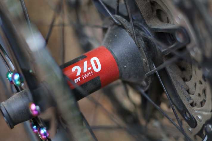 In der Highend-Ausführung Roval Traverse SL II 240 6B dreht sich die Carbonfelge um eine DT Swiss 240 Nabe.