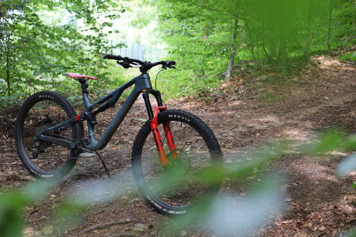 Das Merida One-Forty 6000 steht trotz eines Preises von 5799 Euro etwas im Schatten seiner günstigen Ausstattung: Chassis und Geometrie bieten Potenzial, die Gewicht und Details leider wieder ausbremsen.