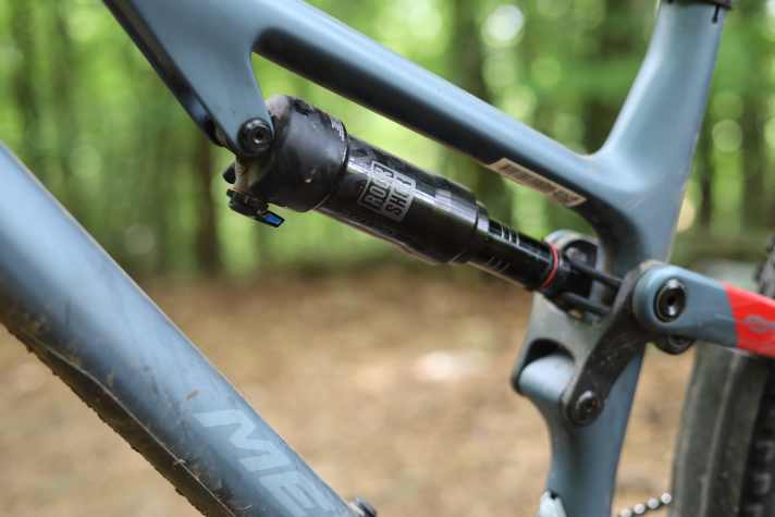 Kommt in langen Abfahrten an seine Grenzen: der kleine Rockshox Deluxe Select+ Dämpfer im Merida One-Forty 6000.