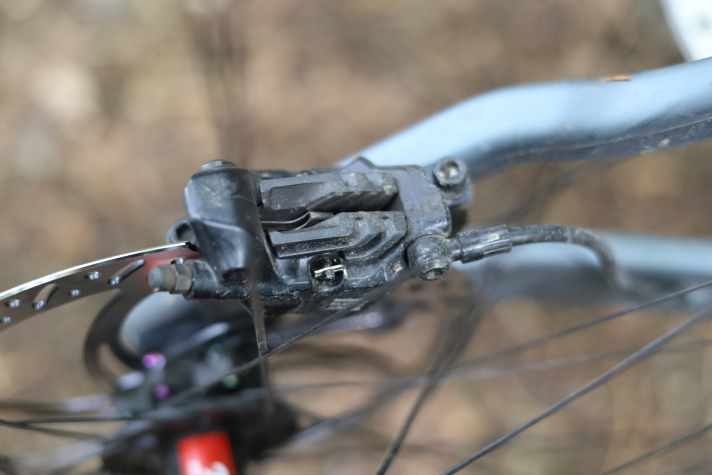 Das Klappern der Beläge ist bei Shimano-Bremsen leider ein bekanntes Problem und verschont auch das Merida One-Forty 6000 in unserem Dauertest nicht.