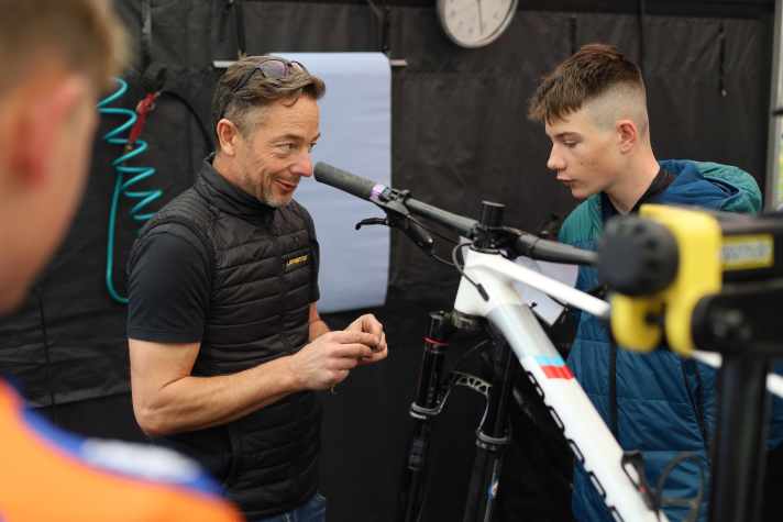 Normalerweise schraubt Uwe Kampe an den Bikes der Worldcup-Profis. Beim Ghost BIKE Cross Country Jugendcamp kümmert er sich um die Räder der Teilnehmerinnen und Teilnehmer.