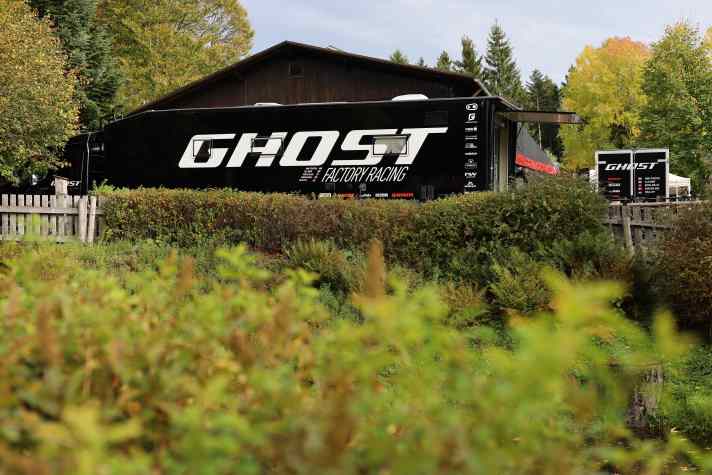 Mit riesigem Worldcup-Truck fährt das Ghost Factory Racing Team beim Jugendcamp vor und bringt nicht nur das Team, sondern auch die erfahrenen Betreuer mit.