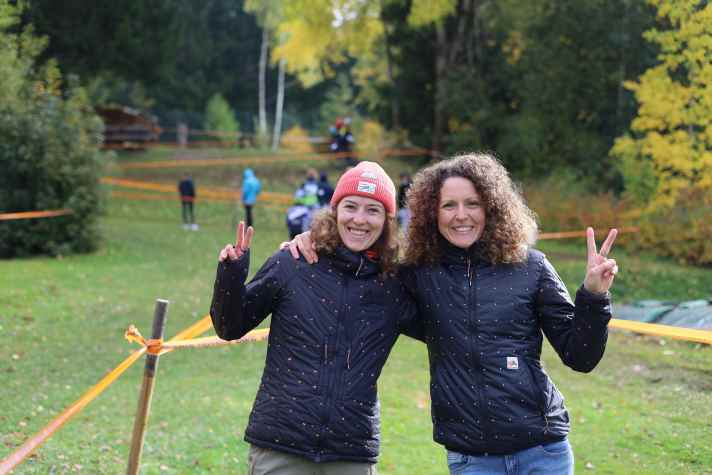 Anne Terpstra (rechts) mit Teamkollegin Caroline Bohé (links). Ihre positiven Jugend-Erfahrungen im Verein tragen die Ghost-Frauen jedes Jahr mit zum BIKE Jugendcamp.