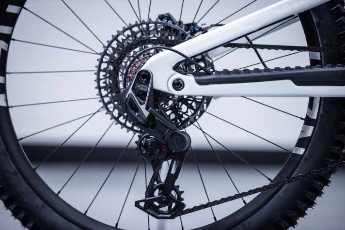 Die Sram Eagle Transmission ist Grundvoraussetzung für die Funktion der besondern Automatik-Features Free-Shift und Coast-Shift. Beide Modelle haben den vollen Funktionsumfang an Bord.