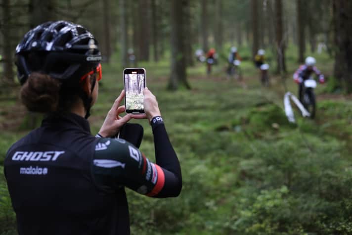 Ghost Factory Racing Star Anne Terpstra ist jedes Jahr hin und weg vom Talent des Crosscountry-Nachwuchses und zückt auch mal selbst die Kamera.