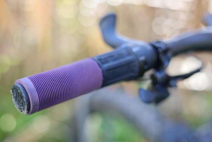 Was nicht passt wird passend gemacht: Die BMX-Griffe von ODI lassen sich einfach kürzen und passen so auch ans MTB mit Drehgriff.
