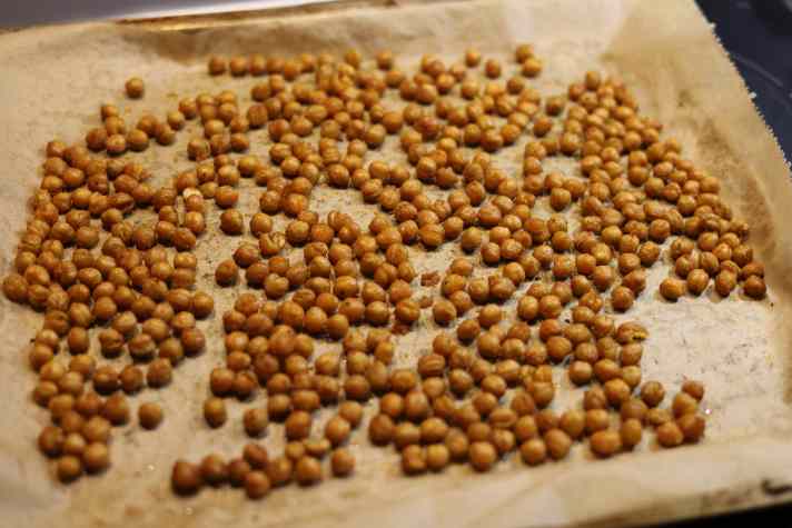 Mit Öl, Salz, Pfeffer, Knoblauch- und Paprikapulver angemachte Kichererbsen schmecken geröstet fast zu jedem Gericht gut.