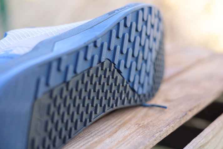 Unterschiedliche Zonen in der Sohle sollen für eine gute Dämpfung sorgen. Über die Lamellen lässt sich der Fuß beim Laufen gut abdrücken.