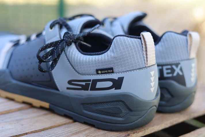 In den SIDI Atomus GTX steckt die namensgebende Gore-Tex-Membran. Sie soll schwitzige Füße verhindern und gleichzeitig wasserdicht sein.
