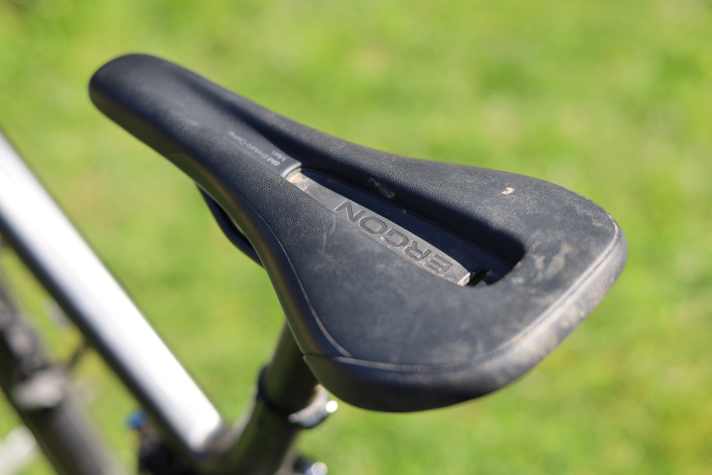 Der charakteristische Entlastungskanal im Ergon SM Enduro Comp Men Sattel verhindert unangenehme Beschwerden im Gelände.
