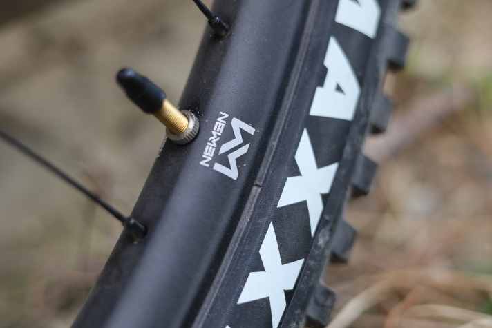 Ein Tubeless-Setup ist mit den Felgen von Newmen kein Problem. In der Handhabung leistet sich der Laufradsatz keine Schwächen.