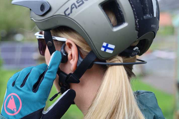 Praktisch: Über eine Taste am linken Ohr kann die Musikwiedergabe gestoppt werden. So bleiben Biker mit den Shokz OpenRun Pro 2 auch für Gespräche ansprechbar.