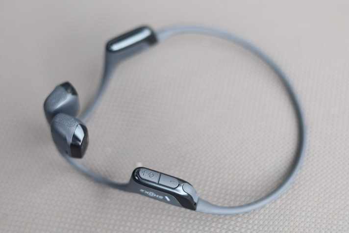 Über diese Tasten lässt sich die Lautstärke regeln ohne das Smartphone aus der Tasche ziehen zu müssen. Das klappt in der Praxis gut, kann mit dicken Handschuhen aber misslingen.