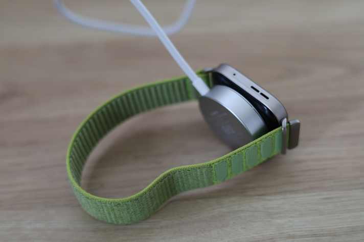 Geladen wird die Smartwatch über eine “kabellose” Ladestation. Im Alltag funktioniert das gut. Auf Reisen wäre eine konventionelle USB-C-Ladebuchse praktischer.