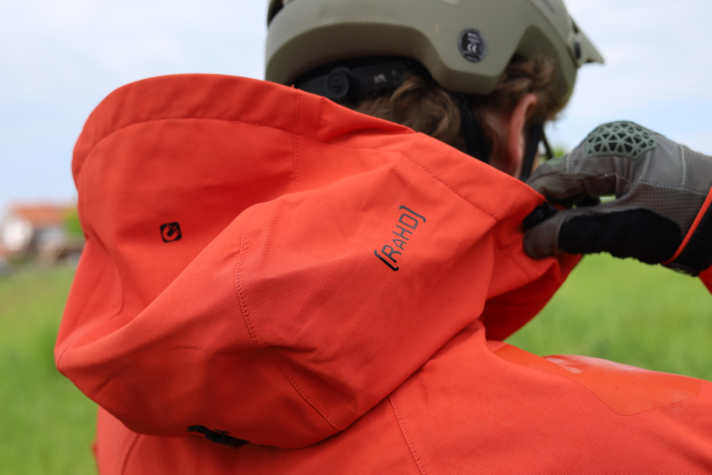 Die große Kapuze der Regenjacke von Leatt bietet super Regenschutz und ist dank Magnet-Halterung trotzdem nie im Weg.