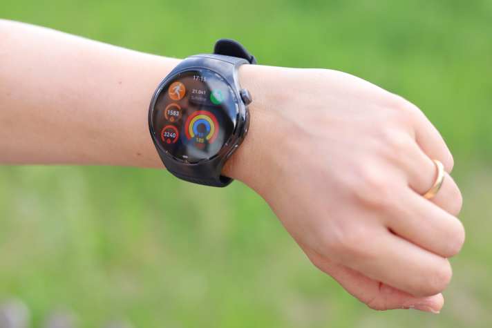 Großes Teil: An zierlichen Handgelenken wirkt die schwere Huawei Watch 5 in der 46-Millimeter-Variante ganz schön groß. Auf dem Display ist dafür Platz für allerlei Daten.