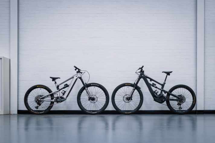 Links der Prototyp aus Aluminium, der bei der Enduro World Series 2022 im Einsatz war, rechts die Ausbaustufe aus Carbon. Beide haben den neuen E-Antrieb Eagle Powertrain von Sram implementiert.