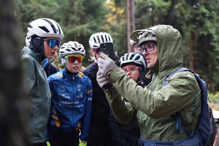 Fahrtechnik-Trainer Oliver Sonntag hilft normalerweise Worldcup-Fahrern aus. Beim Ghost BIKE Crosscountry Jugendcamp feilte er gemeinsam mit dem Nachwuchs und mithilfe der Videoanalyse an der Haltung auf dem Bike.