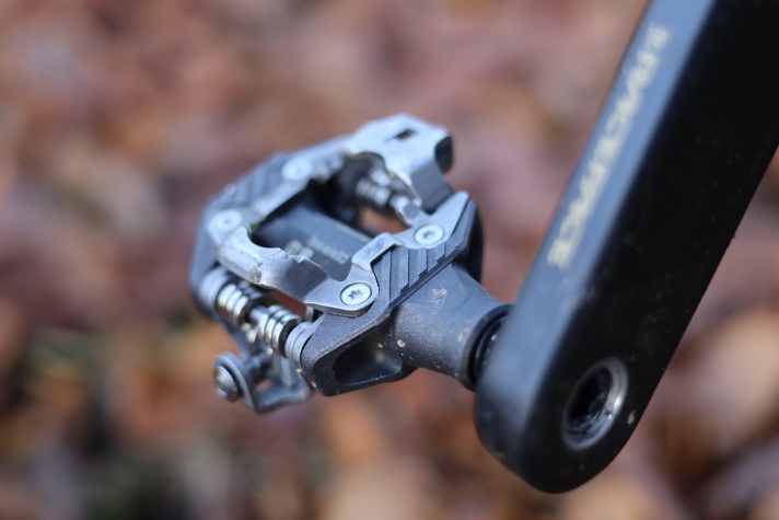 Über den etwas breiteren Körper finden die Cleats in jeder Fahrsituation sicher ihren Weg ins Leatt Pedal.