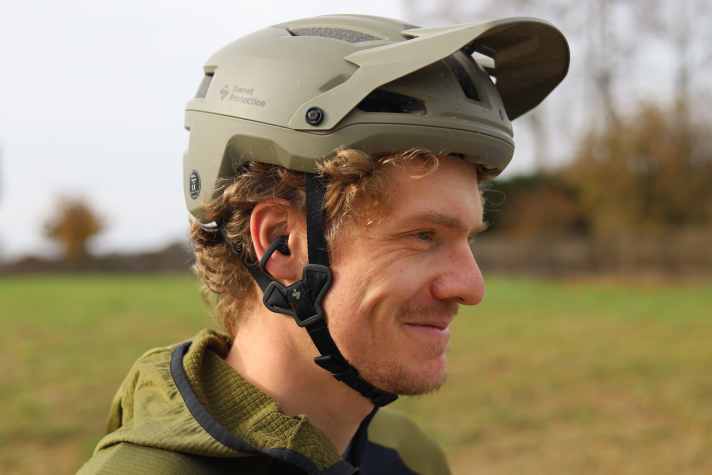 Obwohl es nicht so aussieht, lassen die Shokz Kopfhörer einen großen Teil des Ohres für Außengeräusche frei. Mit der Verwendung von Bike-Helmen hatten wir im Test keine Probleme.