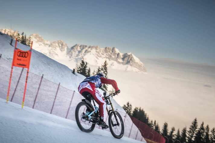 Mit dem MTB auf die Skipiste - irre! Spikes an den Reifen und im Idealfall ein Downhill-Bike machen die Abfahrt auf dem kalten Weiß zu einem adrenalingeladenen Ritt - wie hier Markus Stöckl 2018 auf der Streif.