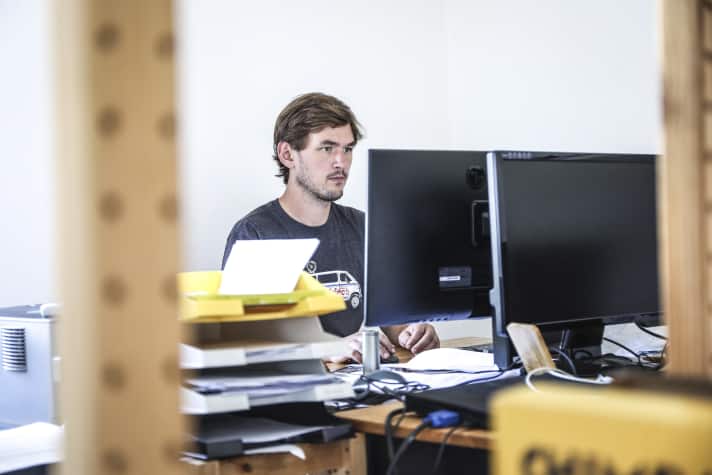 Der Entwickler bei der Arbeit: Zwischen Ikea-Regalen entstehen in einer kleinen Freiburger Werkstatt alle Intend-Produkte. Darunter auch die neuen Trinity Bremsen.